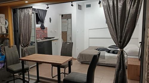 Little Garden House-Omis Center