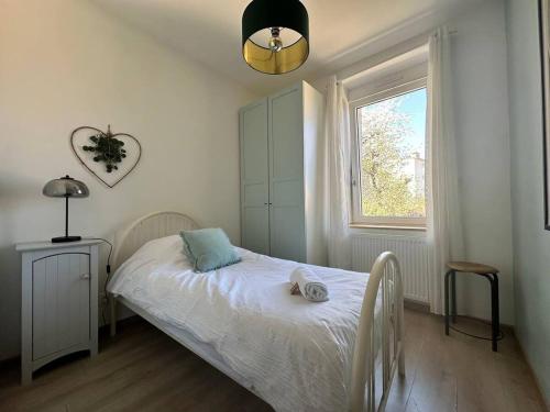Katil atau katil-katil dalam bilik di M Maison Frescaty cosy calme avec parking privé