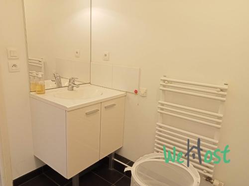 une salle de bain avec toilettes, lavabo et miroir dans l'établissement Flora - Studio Proche gare Parking, à La Rochelle