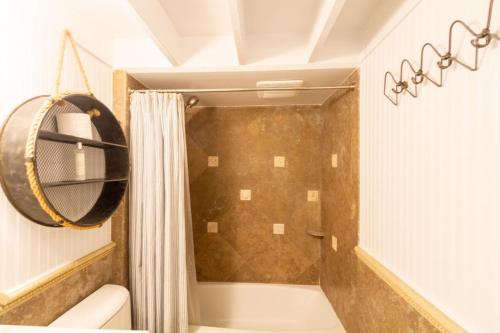 Koupelna v ubytování The Lantern House, Walk to Harbor, Great Outdoors