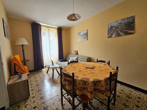 un salon avec une table et un canapé dans l'établissement Chez Marie, à Graveson