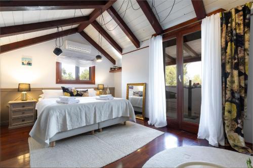 a bedroom with a large bed and a window at Villa Nauta Peljesac, Ferienhaus Mit Whirpool in Lovište