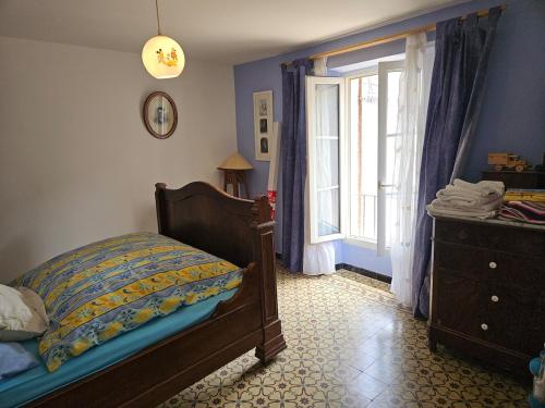 - une chambre avec un lit, une fenêtre et une commode dans l'établissement Chez Marie, à Graveson