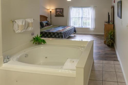 Postel nebo postele na pokoji v ubytování Whispering Condo