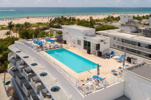 Πισίνα στο ή κοντά στο Heart of South Beach Rooftop Pool with cabanas