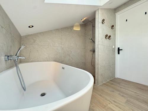 Bilik mandi di LouLou Beachhouse
