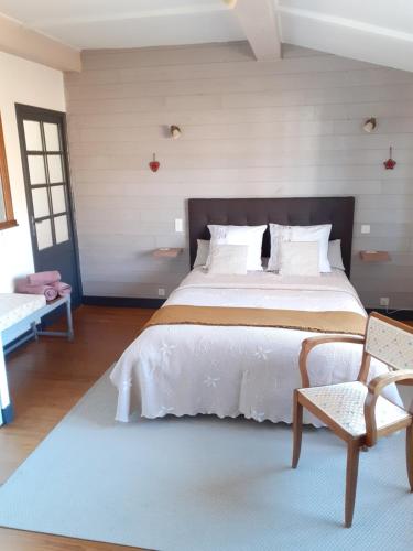 Ένα ή περισσότερα κρεβάτια σε δωμάτιο στο chambre Médoc du Logis du Parc