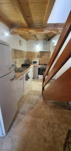 cocina con electrodomésticos blancos y techo de madera en Calme, détente, balades, nature en Cévennes, en Cros