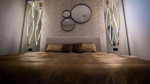 ein Schlafzimmer mit einem großen Bett mit Spiegeln an der Wand in der Unterkunft Harmony Hideaway by AURA in Żurrieq