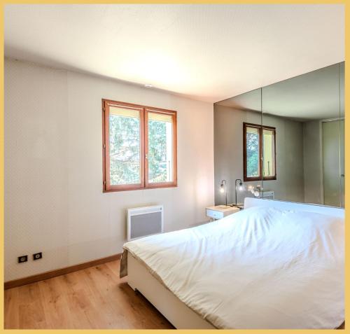 MassongyにあるLa Villa Verde I Massongyの大きな白いベッドと鏡のある寝室