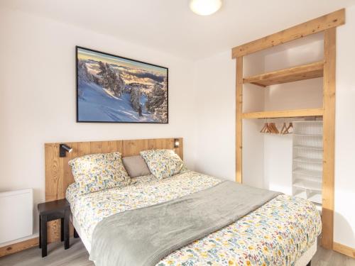 a bedroom with a bed and a bunk bed at Très bel appartement exposition sud classé 3 étoiles in Chamrousse