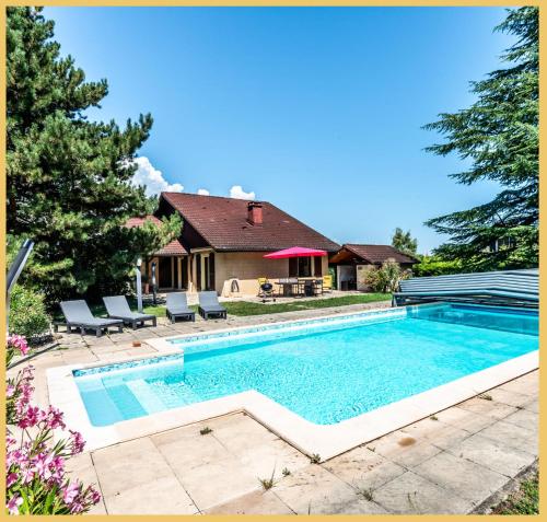 une piscine devant une maison dans l'établissement La Villa Verde I Massongy, à Massongy
