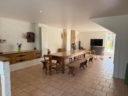 une cuisine et une salle à manger avec une table et des chaises dans l'établissement Maison de Domaine, à Fréjairolles