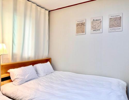 Postel nebo postele na pokoji v ubytování Yeonnam Forest Road Stay - OPEN Hongdae,Shinchon