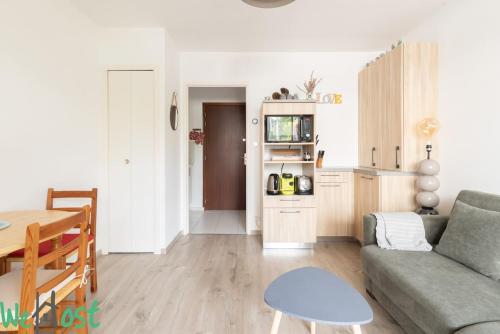 un salon avec un canapé et une table dans l'établissement Bouchardat - near sea - 2p, à La Baule