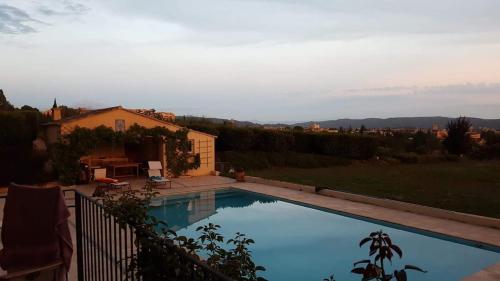 une piscine devant une maison dans l'établissement Bouenhoure - Famille House Swimming pool in Aix, à Aix-en-Provence