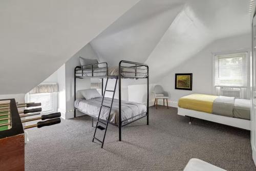 Katil atau katil-katil dalam bilik di 5BDRM GEM with Arcade - Mt Wash