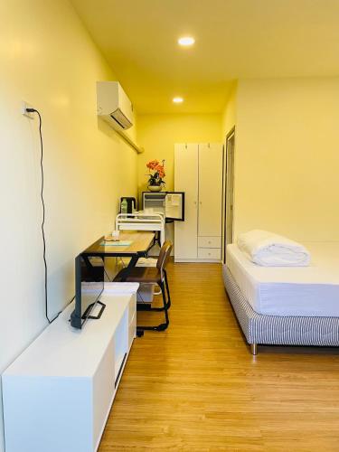 a bedroom with a desk and a bed and a desk at BAN SUAN KRATOM CAFE AND RESORT in Nakhon Pathom