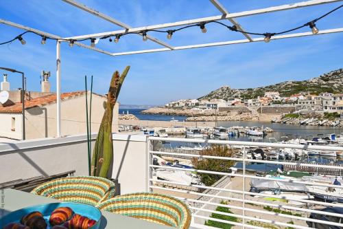 un balcon avec vue sur une marina dans l'établissement Cabin, waterfront terrace, à Marseille