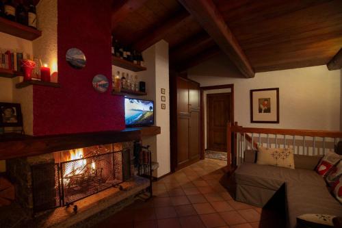 TV a/nebo společenská místnost v ubytování Chalet Il Pruno del Rosa