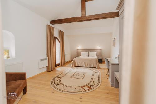 a bedroom with a bed and a desk at Veranda Panzio in Remetea