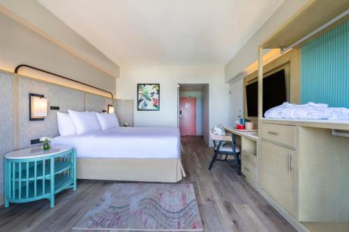 Katil atau katil-katil dalam bilik di Crowne Plaza Resort Saipan