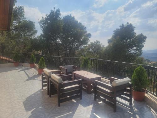 un patio con tavolo e sedie su un balcone di Romana a Ar Rummān