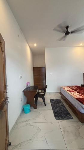 Ένα ή περισσότερα κρεβάτια σε δωμάτιο στο Khushi homestay