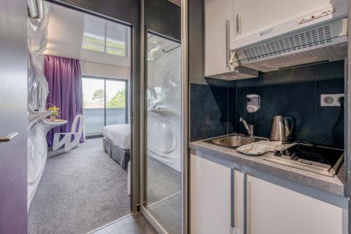 Kuchyň nebo kuchyňský kout v ubytování Comfort Aparthotel Bassin d'Arcachon