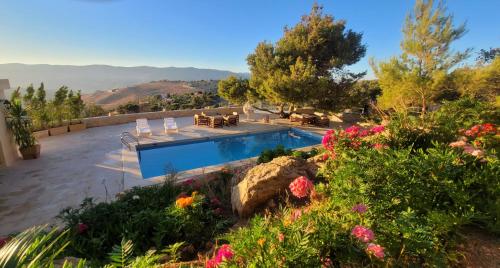 Swimmingpoolen hos eller tæt på Romana