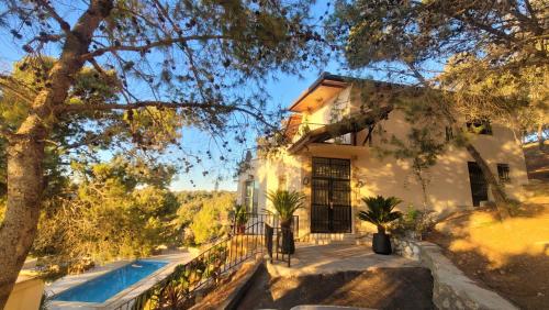 una casa con una piscina di fronte di Romana a Ar Rummān