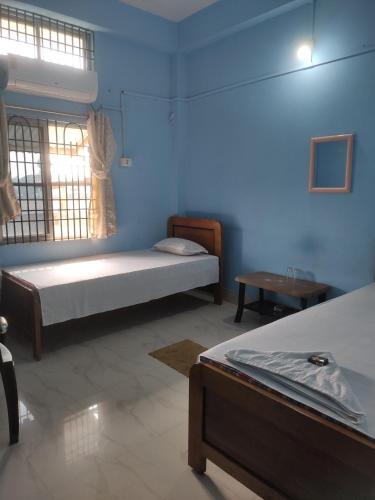 a bedroom with two beds in a room with a window at Retro Lodge in Nāzirā
