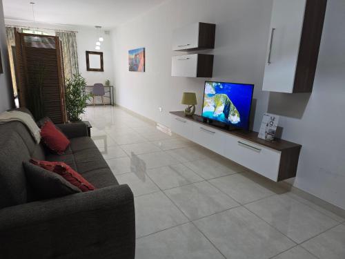 Μια τηλεόραση ή/και κέντρο ψυχαγωγίας στο Cozy 2 Bedroom Steps to Seafront