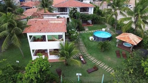 an aerial view of a house with a swimming pool at Pousada Enseada Dos Golfinhos in Pipa