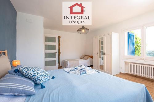 a bedroom with a blue bed in a room at Casa les Lutins in Vall-Llobrega
