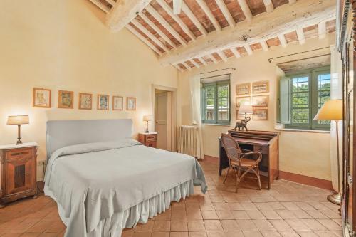 un dormitorio con una cama y un escritorio en La Sorgente by Salogi Villas, en Santa Maria Albiano