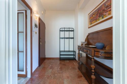a hallway with a wooden dresser in a room at Mercato delle Erbe Big Apartment in Bologna