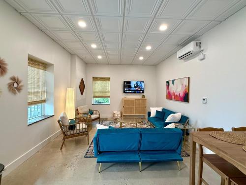 Μια τηλεόραση ή/και κέντρο ψυχαγωγίας στο Boho Bliss Downtown Apartment in Historic Pilot Mountain
