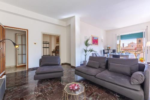 a living room with a couch and a table at Mercato delle Erbe Big Apartment in Bologna