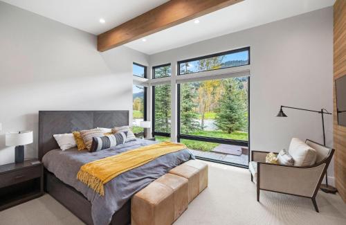 Un pat sau paturi într-o cameră la The Cabins at Snake River Sporting Club