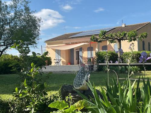 une maison avec un jardin devant dans l'établissement Maison familiale avec Mazet et grande piscine Uzès, à Uzès