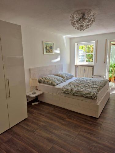 a bedroom with a bed and a chandelier at Ferienwohnung Gisela in Kolbermoor