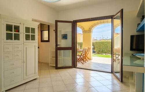 Μια τηλεόραση ή/και κέντρο ψυχαγωγίας στο Cozy Apartment In Porto San Paolo