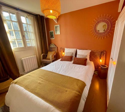 une chambre avec un grand lit et une fenêtre dans l'établissement AppartCosy 08 Charme et Authenticité, à Vitré