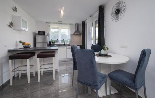 Amazing Home In Fazana With Wifi