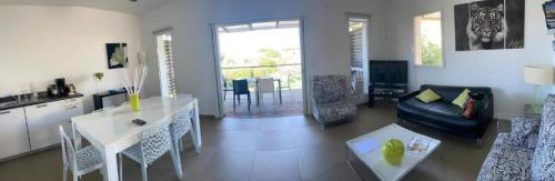 un salon avec un canapé et une table dans l'établissement La corse les pieds dans l'eau, à Pinarellu