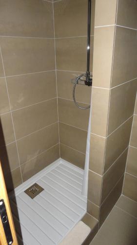 La salle de bains est pourvue d'une douche avec un lavabo. dans l'établissement La corse les pieds dans l'eau, à Pinarellu