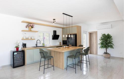 Η κουζίνα ή μικρή κουζίνα στο Lovely Home In Krivodol