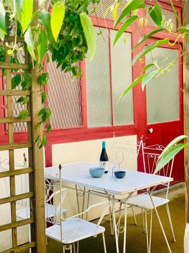 - une table avec 2 chaises et une bouteille de vin dans l'établissement AppartCosy 08 Charme et Authenticité, à Vitré