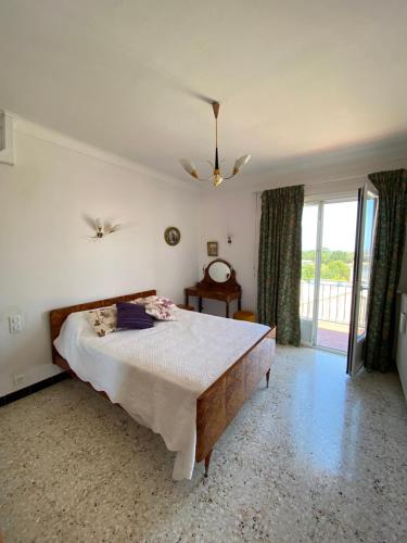 une chambre avec un grand lit et une fenêtre dans l'établissement Appartement dans Villa à Antibes avec Vue Mer, à Antibes